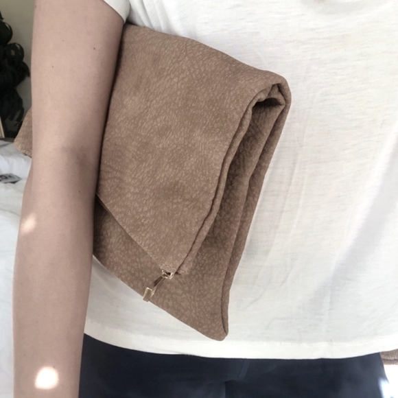 Free People Handbags - FREE PEOPLE Womens Vegan Leather Large Foldover Clutch Bag Purse